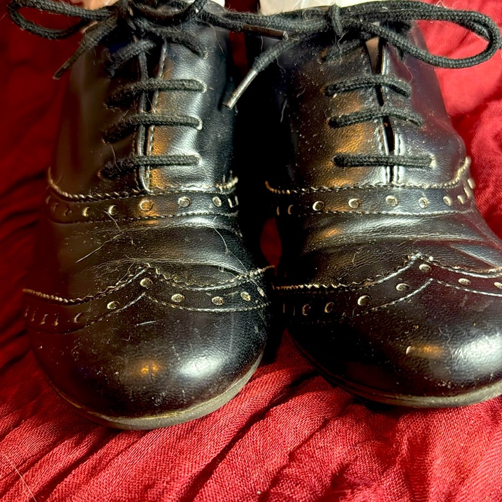 Black faux leather Oxford style wingtip heels size 7.5